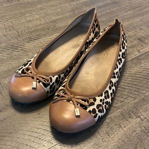 Vionic womens leopard flats size 9